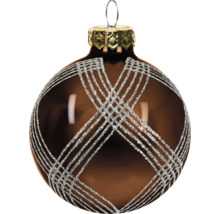 Bruine glazen kerstbal met een zilveren glitter-ruitpatroon en een gouden ophangoog.