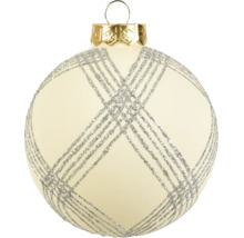 Crèmekleurige kerstbal met zilveren glitter-ruitpatroon en gouden ophanging.