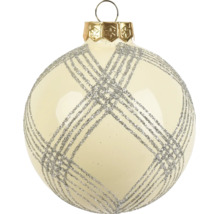 Crèmekleurige kerstbal van glas met zilveren glitterpatroon en goudkleurig ophangoog.