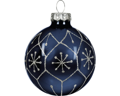 Glanzende donkerblauwe glazen kerstbal met zilveren glitterpatroon van sneeuwvlokken en geometrische lijnen.