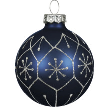 Blauwe kerstbal met zilveren glitterpatroon en sneeuwvlokken.