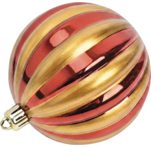 Gestreepte kerstbal van kunststof in rood en goud met ophangoog.