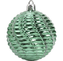 Groene kerstbal van glas met een geribbelde oppervlaktestructuur en een zilveren hanger.