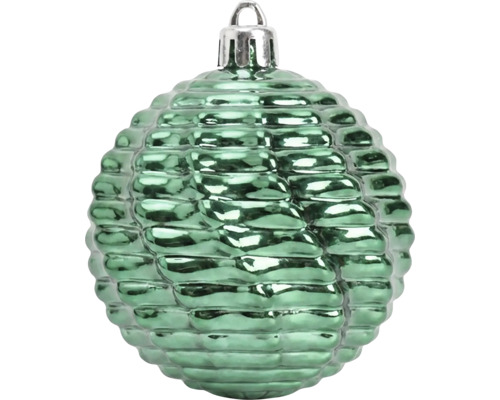 Groene kerstbal van glas met een geribbelde oppervlaktestructuur en een zilveren hanger.