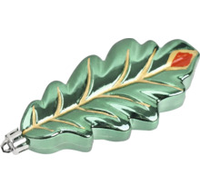 Groene kersthanger in de vorm van een eikenblad van glas met metallic afwerking en goudkleurige nerven.