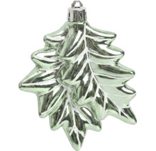 Groene glazen kerstboomhanger in de vorm van een blad met witte nerven en een metalen ophangoog.