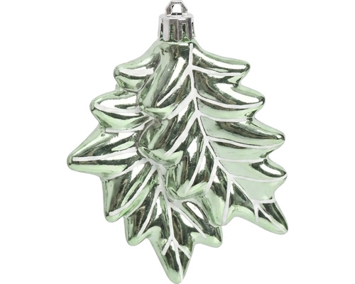 Groene glazen kerstboomhanger in de vorm van een blad met witte nerven en een metalen ophangoog.