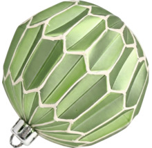 Groene kerstbal met gefacetteerd geometrisch patroon en witte lijnen.