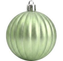 Geribbelde groene kerstbal met zilveren kapje en ophangoog.