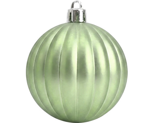 Geribbelde groene kerstbal met zilveren kapje en ophangoog.