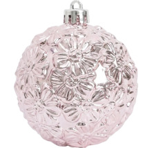 Roze kerstbal met reliëf bloemenpatroon en zilveren ophangoog.