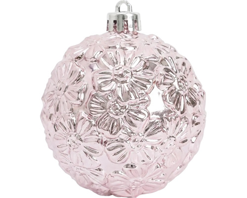 Roze kerstbal met reliëf bloemenpatroon en zilveren ophangoog.