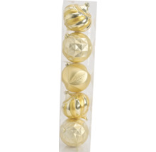Set van vijf goudkleurige kerstballen met verschillende oppervlaktestructuren zoals geribbeld, gefacetteerd en met bladmotief, in transparante doos.