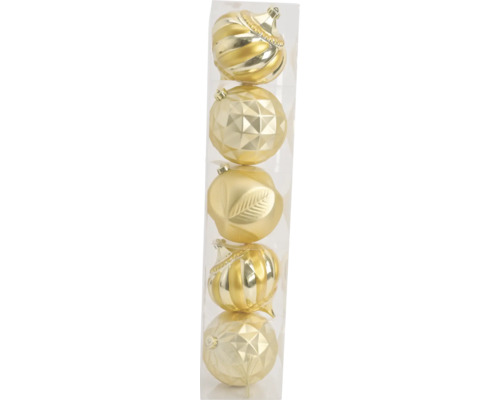 Set van vijf goudkleurige kerstballen met verschillende oppervlaktestructuren zoals geribbeld, gefacetteerd en met bladmotief, in transparante doos.