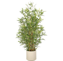 Kunstbamboeplant met groene bladeren en bruine stengels in een lichte cilindrische pot.
