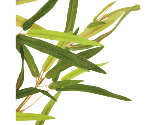 Detailopname van kunstmatige groene bamboebladeren met een langwerpige vorm aan dunne stelen.