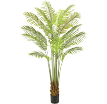 Kunstmatige palmboom in zwarte pot met groene palmbladeren.