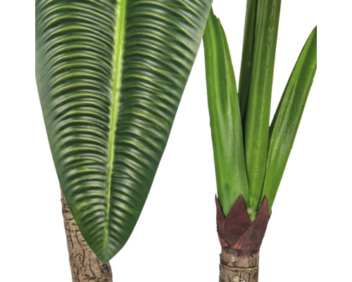 Close-up van een kunstplant met een gestructureerd blad en een natuurgetrouwe stam.