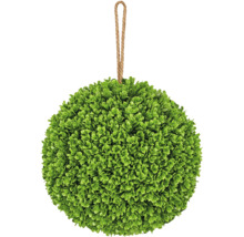 Kunstmatige buxusbol met dichte groene bladeren en een jutekoord om op te hangen.