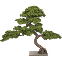 Kunstmatige bonsai met gebogen stam, groene naalden en zichtbare wortels op een platte, vierkante basis.