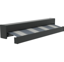 Gedeeltelijk uitgeschoven zonnescherm met gestreepte stof en donker metalen frame.