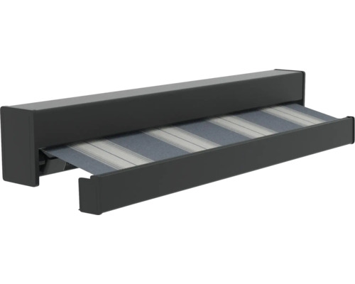 Gedeeltelijk uitgeschoven zonnescherm met gestreepte stof en donker metalen frame.