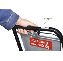 Hand op de handgreep van een transportwagen met remhendel en een bordje voor de maximale belading van 140 kilogram.