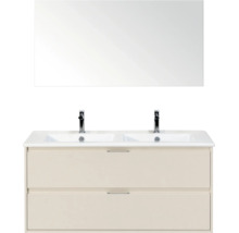 Badkamermeubelset bestaande uit beige dubbele wastafel met twee laden, twee chromen kranen en een grote rechthoekige spiegel.