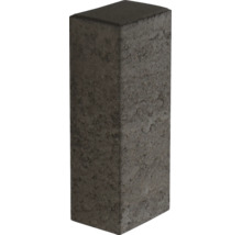 Rechthoekige bestratingssteen van beton met een ruwe oppervlaktestructuur.