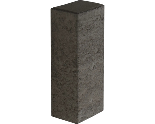 Rechthoekige bestratingssteen van beton met een ruwe oppervlaktestructuur.