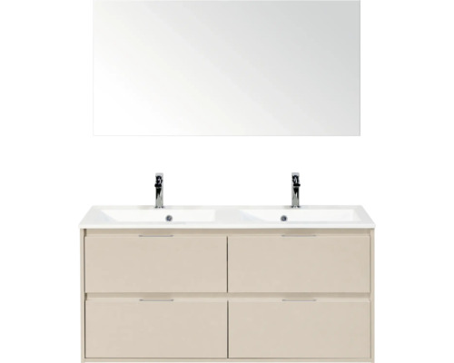 Moderne badmeubelset bestaande uit een beige onderkast met vier laden, een witte dubbele wastafel, twee kranen en een spiegel.