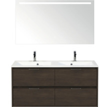 Dubbele wastafel met onderkast in donkere houtlook, vier lades met handgrepen, twee kranen en spiegel met LED-verlichting.