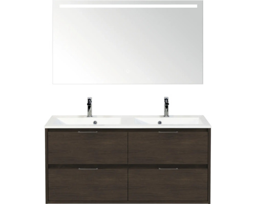 Dubbele wastafel met onderkast in donkere houtlook, vier lades met handgrepen, twee kranen en spiegel met LED-verlichting.