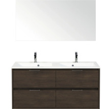 Moderne dubbele badkamermeubelset met donkerbruine kast in houtlook met vier laden, dubbele wastafel, twee chromen kranen en een grote spiegel.
