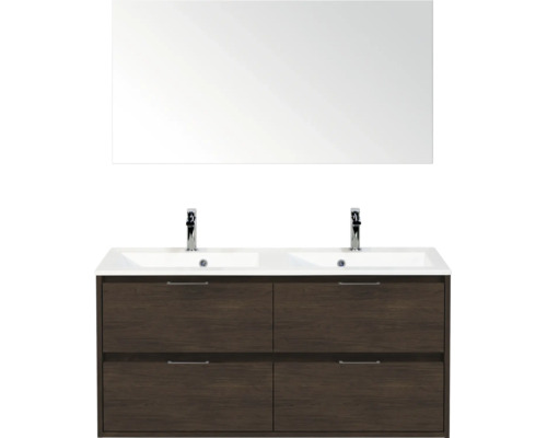 Moderne dubbele badkamermeubelset met donkerbruine kast in houtlook met vier laden, dubbele wastafel, twee chromen kranen en een grote spiegel.