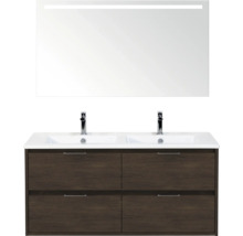 Dubbele wastafel met onderkast in donkere houtlook, vier laden, twee kranen en grote spiegel met ledverlichting.