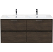 Dubbel wastafelmeubel met witte wasbak, vier laden in donkere houtlook en twee verchroomde kranen.