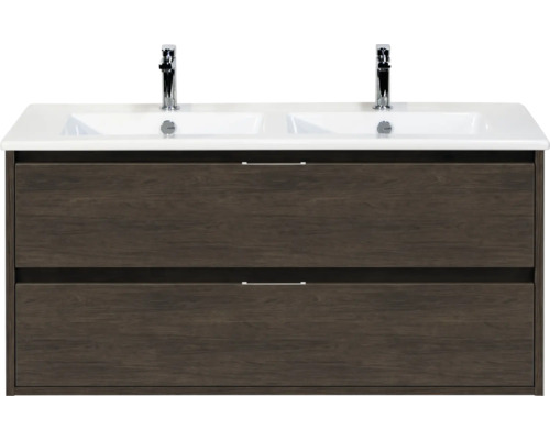 Dubbele wastafel met onderkast in donkere houtlook, twee lades met smalle grepen en twee verchroomde kranen.