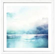 Wanddecoratie in witte lijst met een abstracte aquarel van een zeegezicht onder een lichte wolkenlucht.