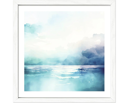 Wanddecoratie in witte lijst met een abstracte aquarel van een zeegezicht onder een lichte wolkenlucht.