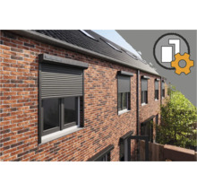 Bakstenen huis met ramen en donkere rolluiken. Een symbool wijst op de configuratieservice voor maatwerk.