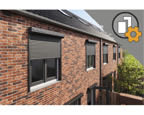 Bakstenen huis met ramen en donkere rolluiken. Een symbool wijst op de configuratieservice voor maatwerk.