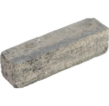 Rechthoekige granietblok met ruw oppervlak voor tuinarchitectuur en randafwerking.