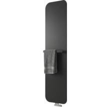 Antracietkleurige verticale designradiator van metaal met afgeronde hoeken, handdoekhouder en grijze handdoek.