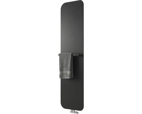 Antracietkleurige verticale designradiator van metaal met afgeronde hoeken, handdoekhouder en grijze handdoek.