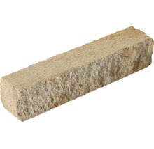 Rechthoekige muursteen van natuursteen met een ruw, gestructureerd oppervlak.