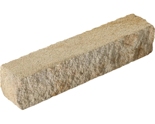 Rechthoekige muursteen van natuursteen met een ruw, gestructureerd oppervlak.