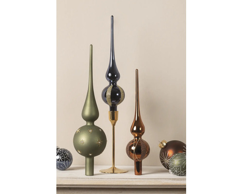 Drie verschillende glazen kerstboompieken in groen, donkerblauw en koper, samen met bijpassende kerstballen.