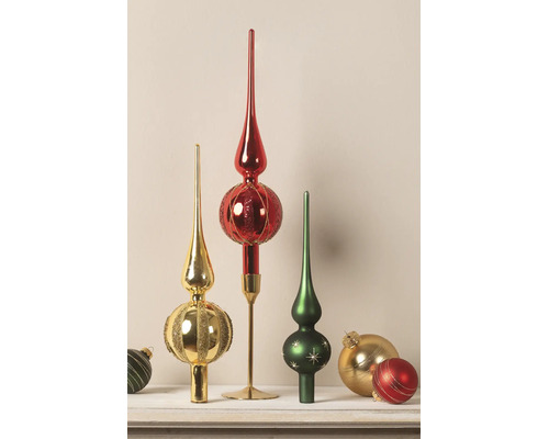 Kerstboompieken en kerstballen in rood, goud en groen met glitters en patronen.