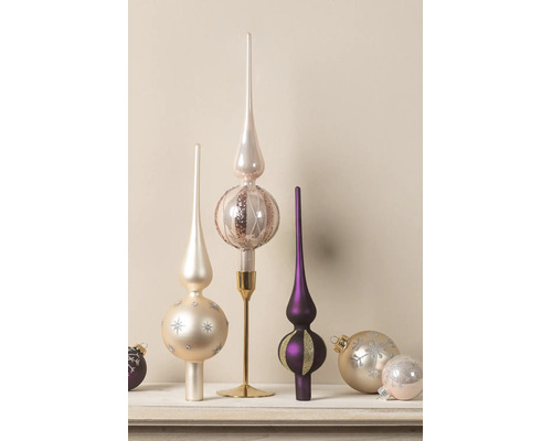 Drie kerstboompieken in crème, champagne en paars, samen met bijpassende kerstballen met glitters en sterpatronen.